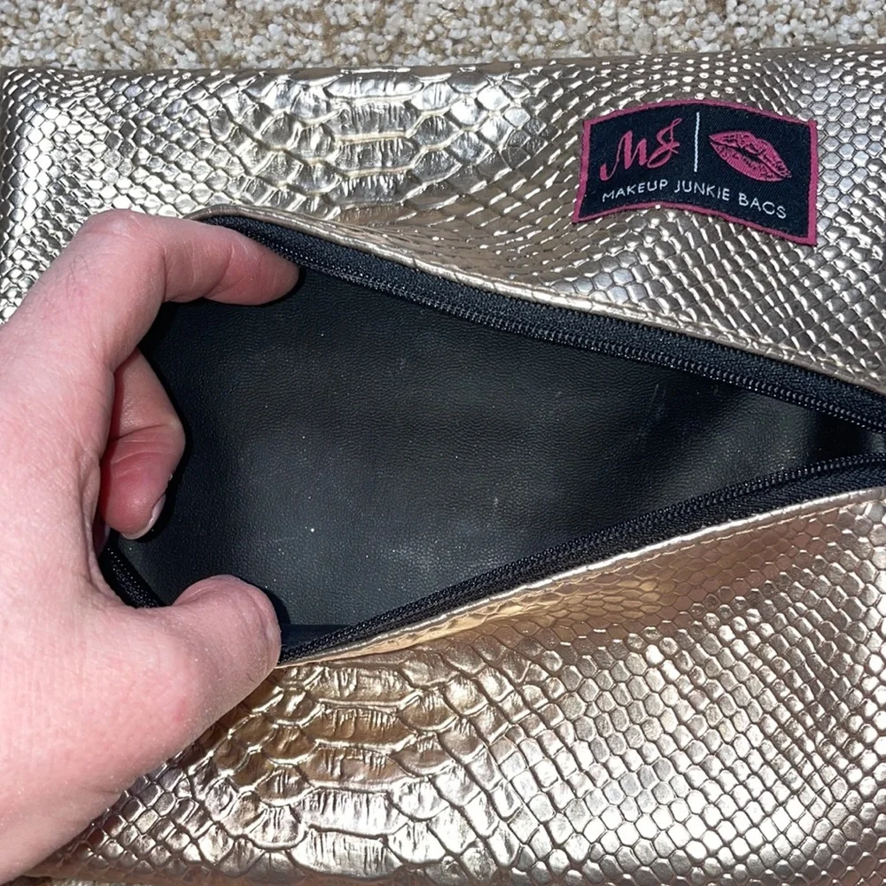 Flat cosmetic bag
